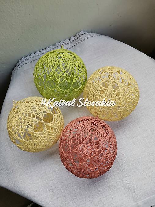 Dekorácie - *** Háčkované vianočné guľe  *** (priemer cca 11 cm - Pestrofarebná) - 17787644_