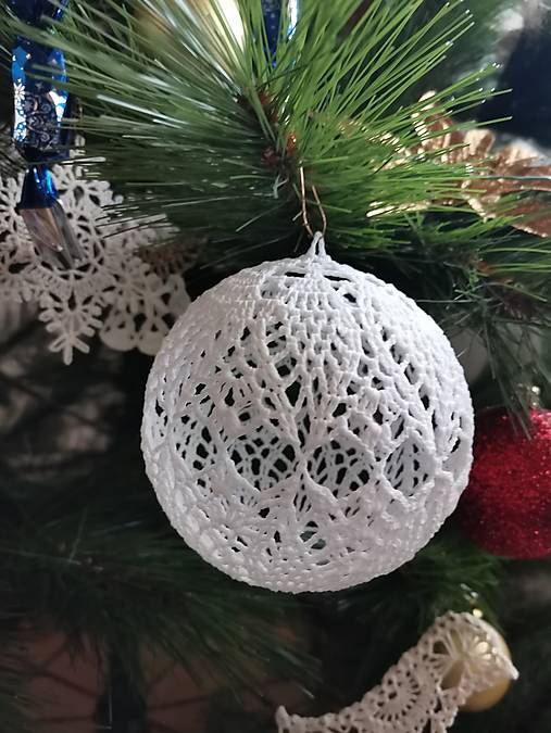 Dekorácie - *** Háčkované vianočné guľe  *** (priemer cca 11 cm - Biela) - 17787703_