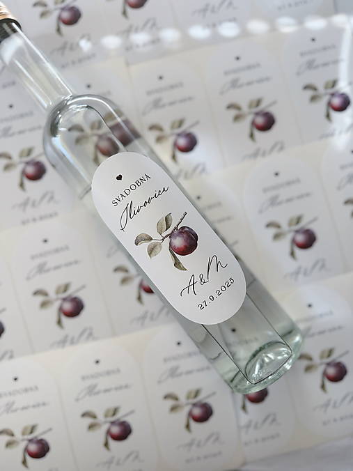 Úložné priestory & Organizácia - Nálepky oválne na svadobnú pálenku 300 ilustrácia slivka - 17786179_