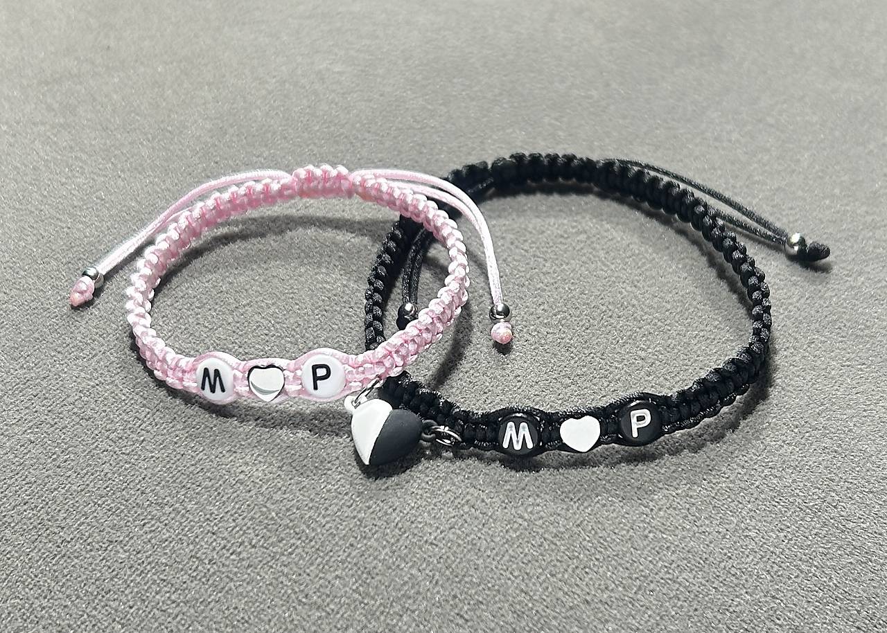 Partnerské/priateľské pletené náramky s iniciálami, srdiečkom z chirurgickej ocele a magnetickým srdiečkom