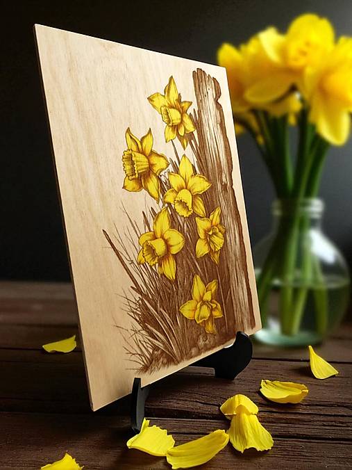 Obrazy - Narcisy, Drevený vypaľovaný obraz + stojan  - 17788030_