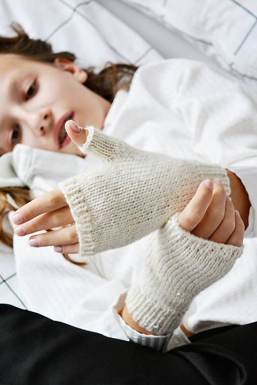 Rukavice - NOVINKA! Dámske trblietavé nátepníčky - krémová - 17790963_