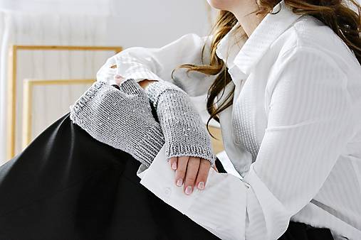 Rukavice - NOVINKA! Dámske trblietavé nátepníčky - sivá - 17790979_