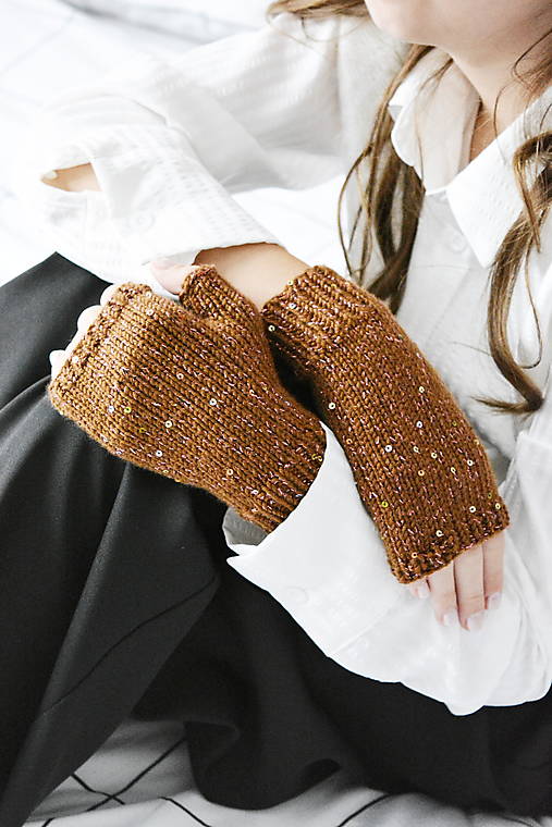 Rukavice - NOVINKA! Dámske trblietavé nátepníčky - hnedá - 17790991_