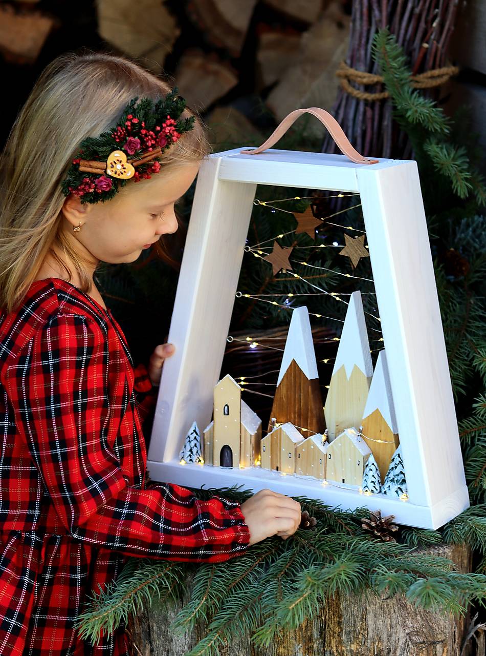 Zimný prírodný lampášik s dedinkou - biely