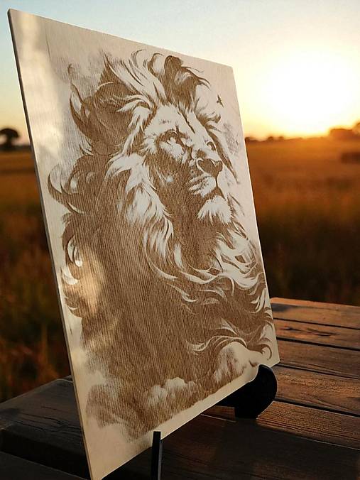Obrazy - Lev, Drevený vypaľovaný obraz + stojan  - 17792586_