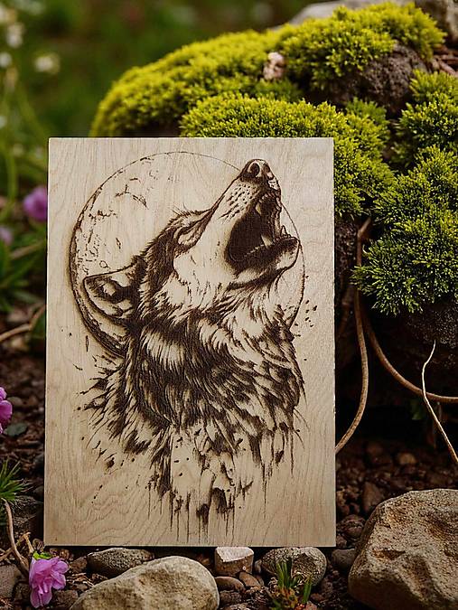 Obrazy - Drevený vypaľovaný obraz, vyjúci vlk , so stojanom - 17793604_