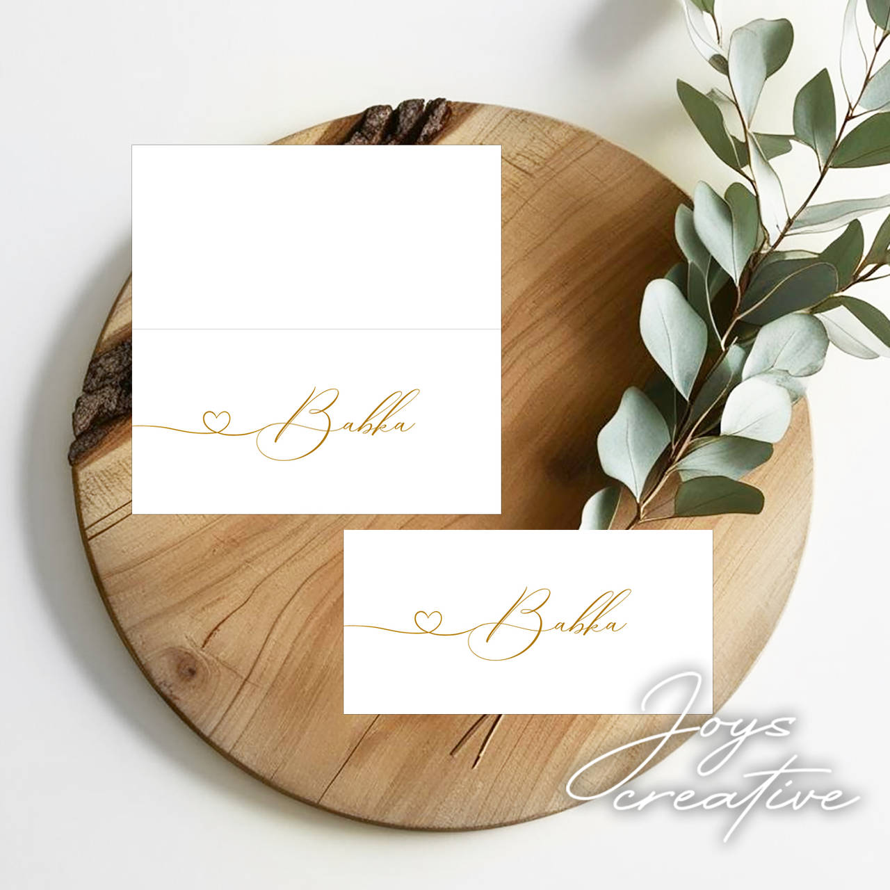 Jednoduché menovky na svadbu, oslavu v zlatom dizajne so srdiečkom B19