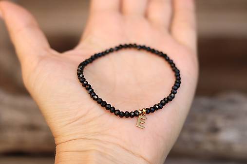 Tenký náramok spinel s písmenkom