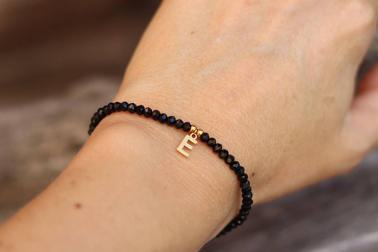 Tenký náramok spinel s písmenkom