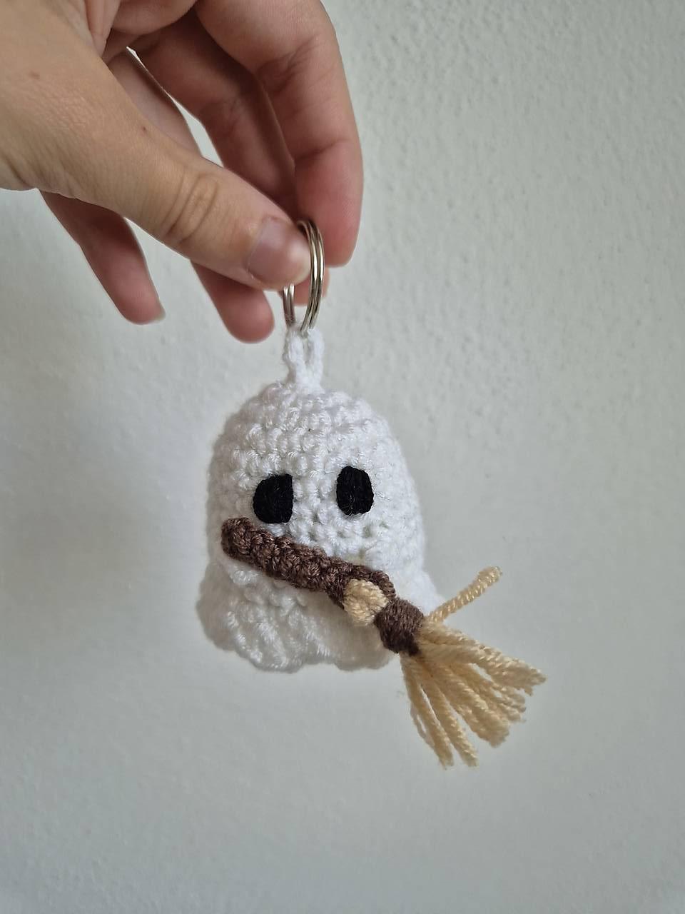 Halloweenske kľúčenky (duch s metlou)