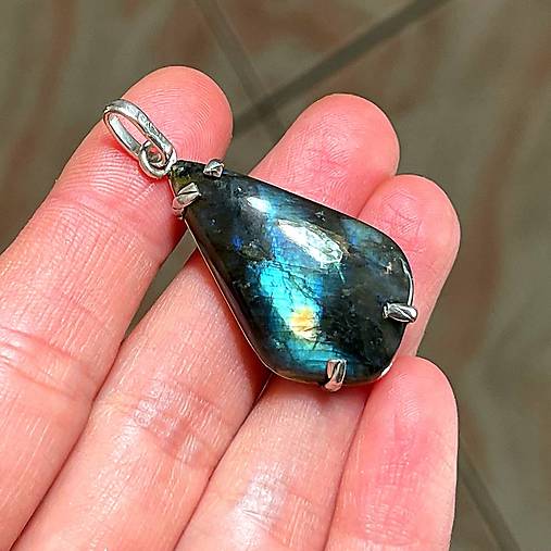 Vivid Labradorite Pendant AG925 / Strieborný prívesok s labradoritom A100