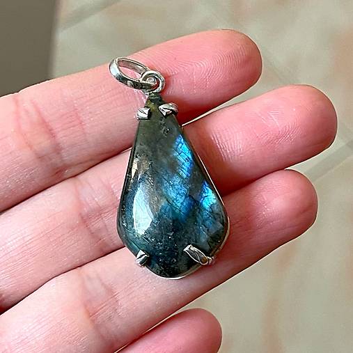 Vivid Labradorite Pendant AG925 / Strieborný prívesok s labradoritom A100