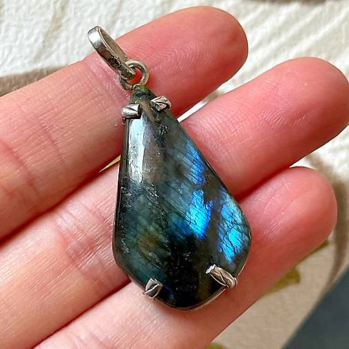 Vivid Labradorite Pendant AG925 / Strieborný prívesok s labradoritom A100