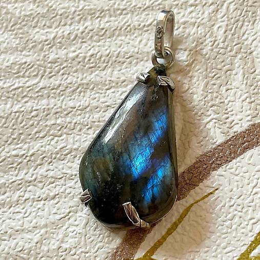 Vivid Labradorite Pendant AG925 / Strieborný prívesok s labradoritom A100