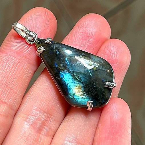 Vivid Labradorite Pendant AG925 / Strieborný prívesok s labradoritom A100