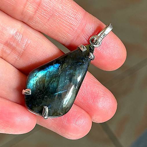 Vivid Labradorite Pendant AG925 / Strieborný prívesok s labradoritom A100