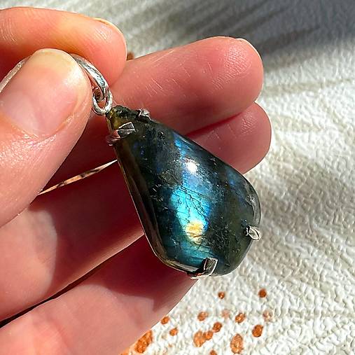 Vivid Labradorite Pendant AG925 / Strieborný prívesok s labradoritom A100