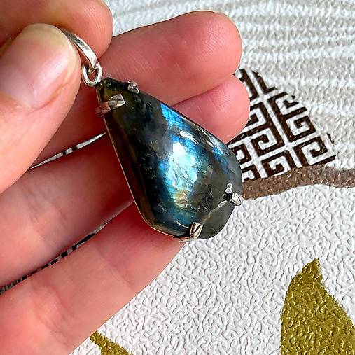 Vivid Labradorite Pendant AG925 / Strieborný prívesok s labradoritom A100