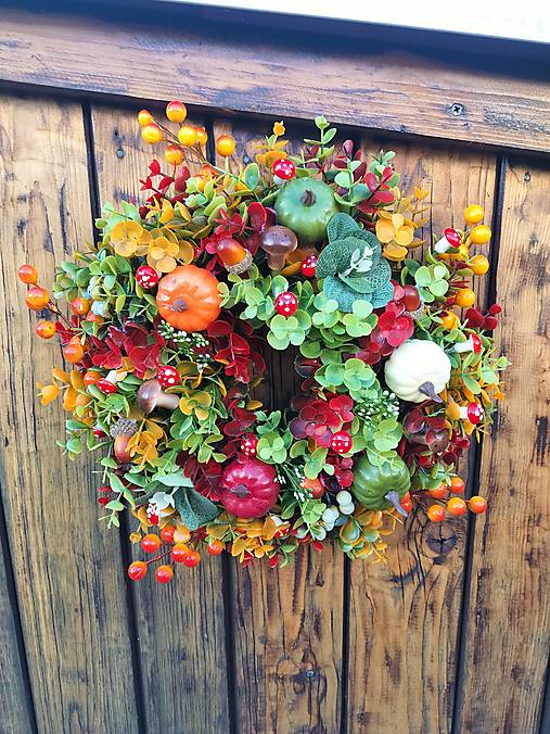 Jesenný veniec s hubkami a tekvicami