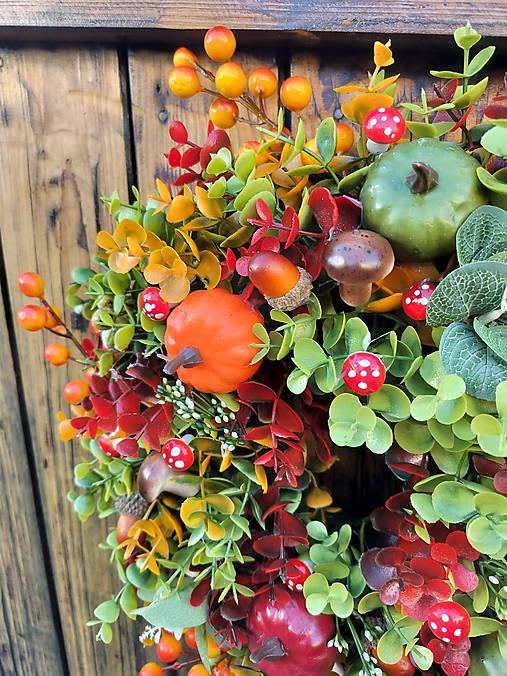 Jesenný veniec s hubkami a tekvicami