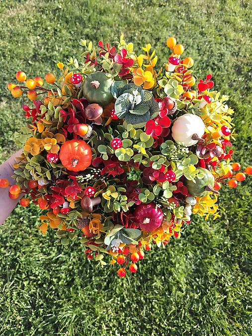 Jesenný veniec s hubkami a tekvicami
