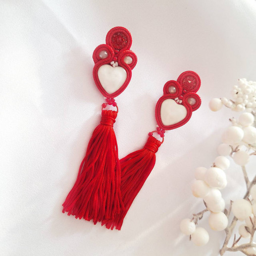 Náušnice - Šujtášové náušnice so strapcami RED HEART - 16939787_