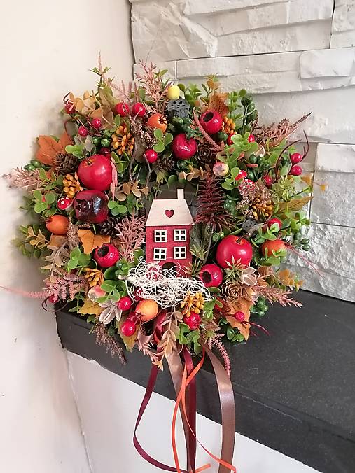 Dekorácie - Jesenný veniec s domčekom a mašlou 30cm - 17797054_