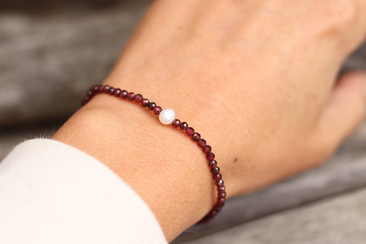 Tenký náramok granát, perla