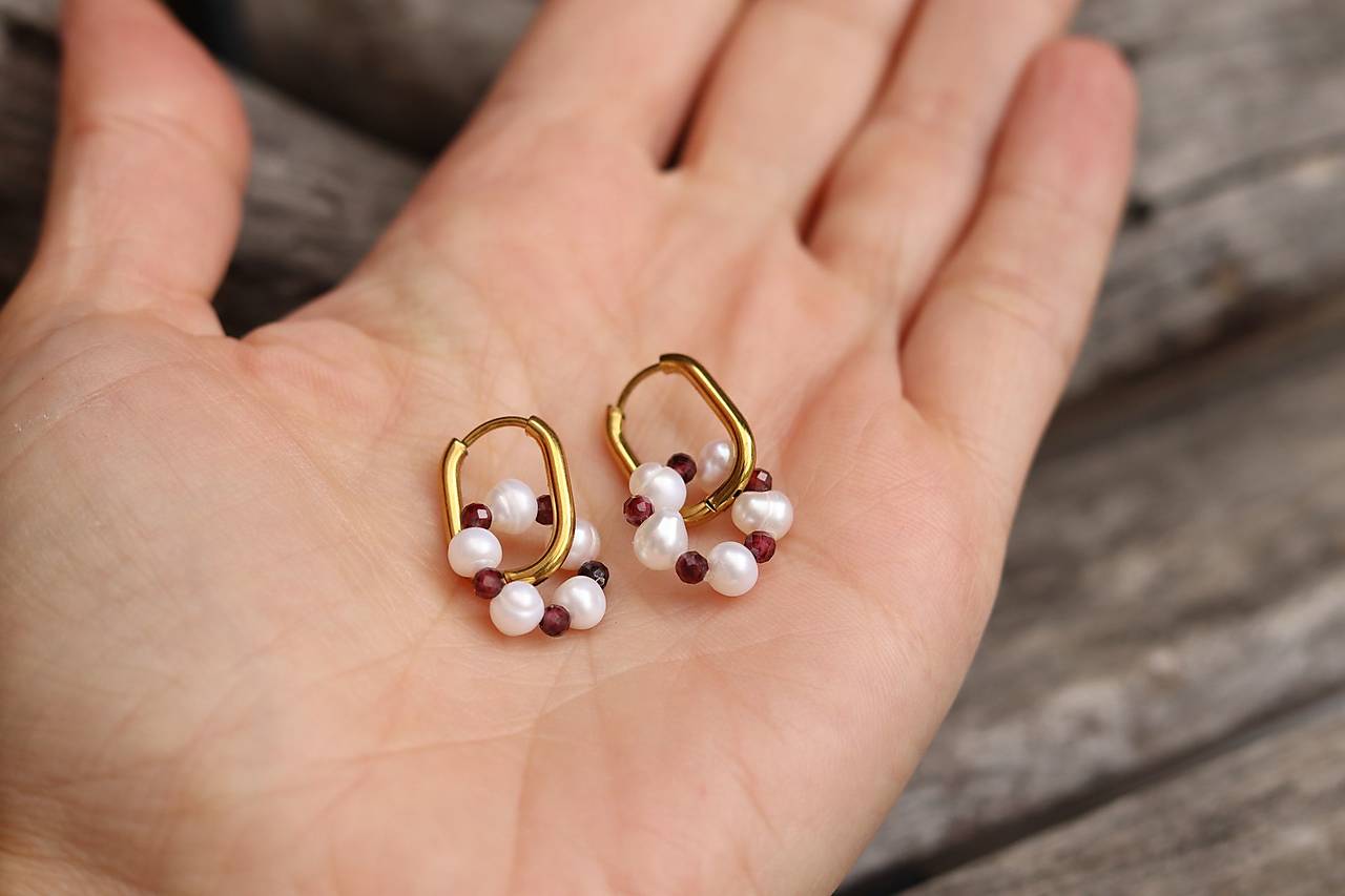 Perlové náušnice kruhy s granátom