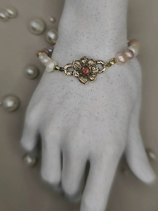 Náramok perly a kvet