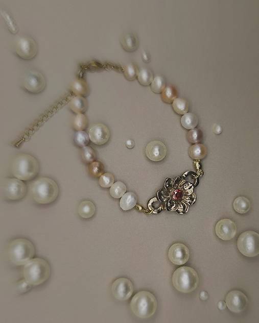 Náramok perly a kvet