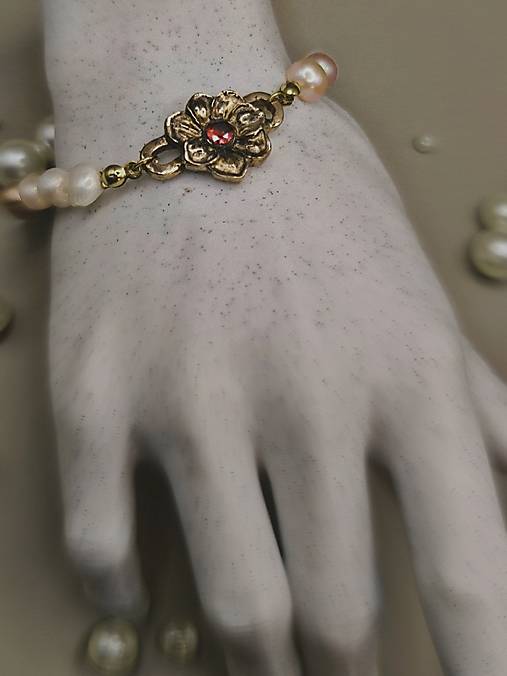 Náramok perly a kvet