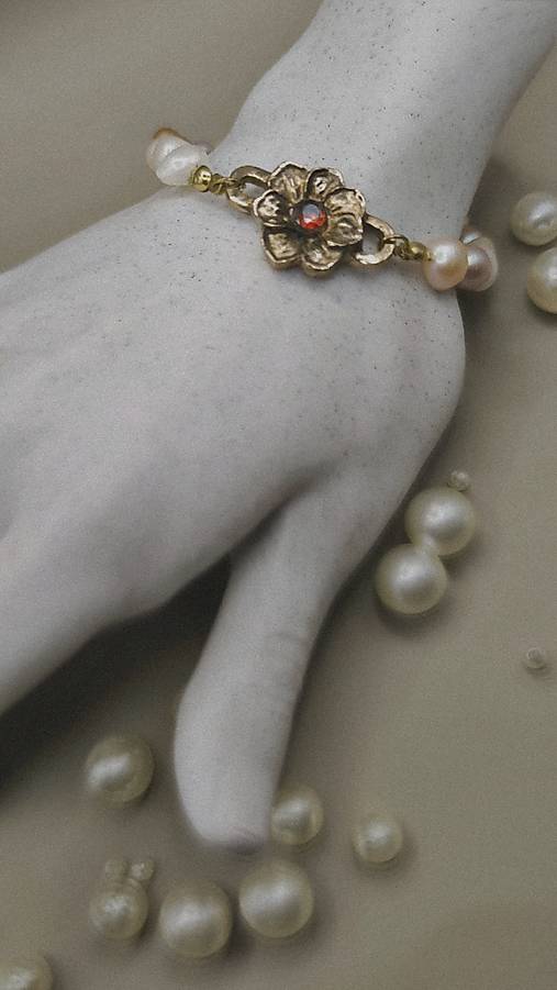 Náramok perly a kvet