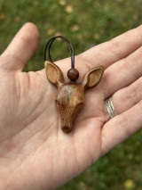 Náhrdelníky - Drevený prívesok Srnka, svietiaci v tme, Piece of Wild - 17798200_