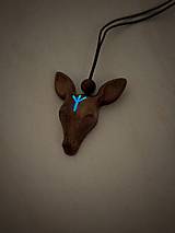 Náhrdelníky - Drevený prívesok Srnka, svietiaci v tme, Piece of Wild - 17798202_