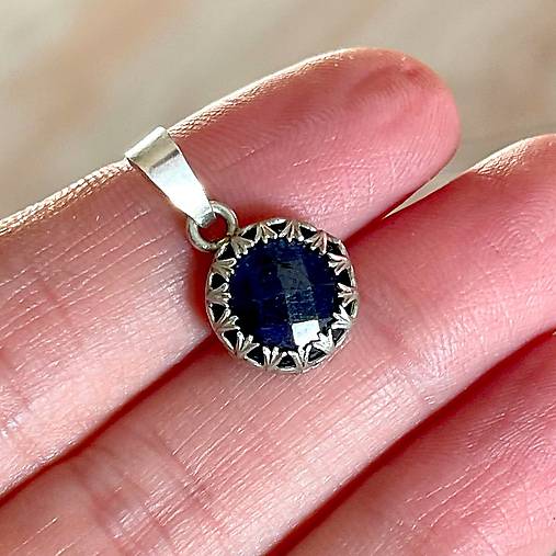 Natural Faceted Blue Sapphire Pendant / Strieborný prívesok s brúseným zafírom A100