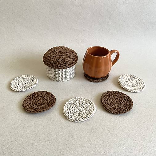 Príbory, varešky, pomôcky - Set: podšálky v úložnom košíku / hubka - 17799521_