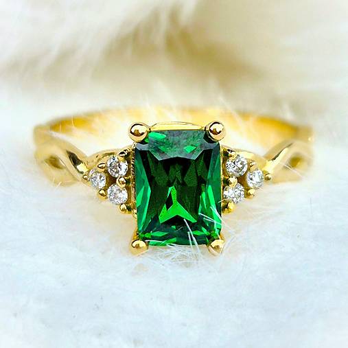 Prstene - Zásnubný prsteň so smaragdom a diamantami - 17798824_