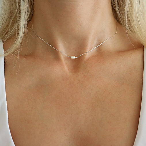 Náhrdelníky - Strieborný minimalistický náhrdelník s oválnou perlou - 17799914_