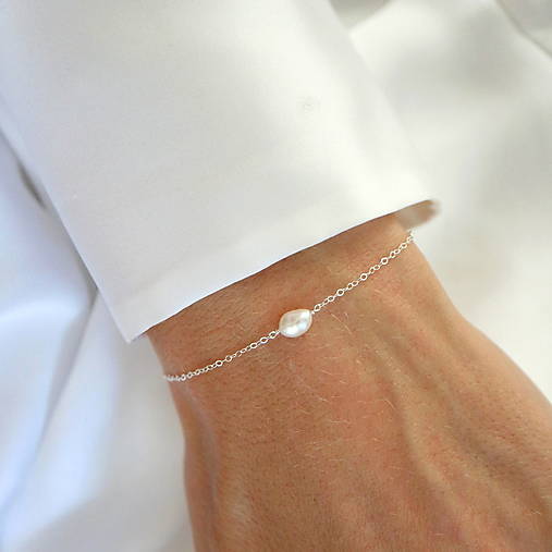 Náramky - Strieborný minimalistický náramok s oválnou perlou - 17799954_