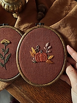 Dekorácie - Ručne vyšívaná jesenná dekorácia - Tekvica - 17800719_