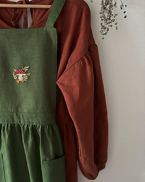 Iné oblečenie - Ručne vyšívaná ľanová šatová zástera - Zelená s muchotrávkou - 17800695_