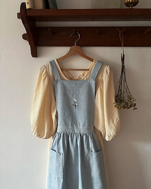 Iné oblečenie - Ručne vyšívaná ľanová šatová zástera - Svetlo modrá s harmančekom - 17800705_