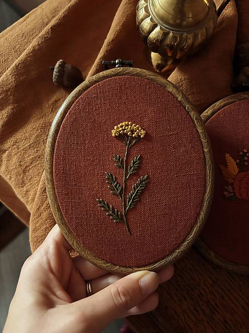 Dekorácie - Ručne vyšívaná jesenná dekorácia - Vratič - 17800723_