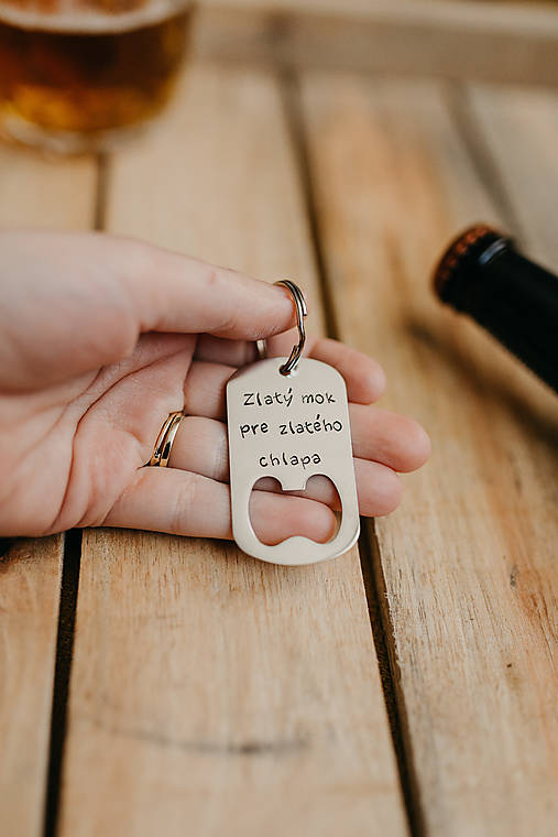 Kľúčenky - Kľúčenka s otvárakom - Zlatý mok pre zlatého chlapa - 17802432_