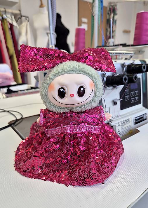 FLITROVÉ ŠATY PRE LABUBU