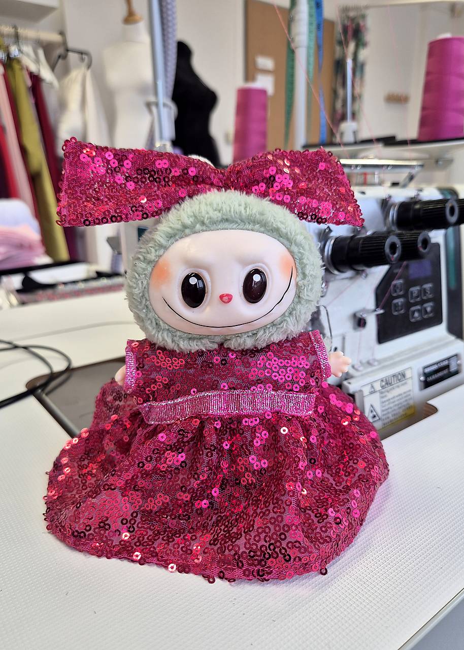 FLITROVÉ ŠATY PRE LABUBU