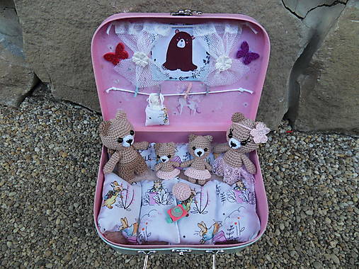 Hračky - Milá rodinka háčkovaných medvedíkov s 2 detičkami v izbičke/kufríku :-) - 17803232_