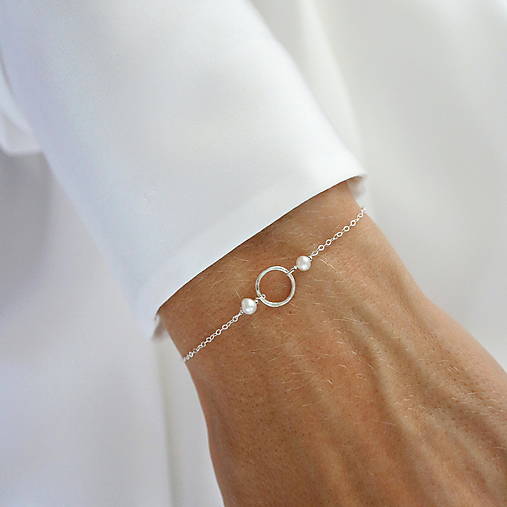 Náramky - Strieborný náramok s karma krúžkom a perlami - 17803059_